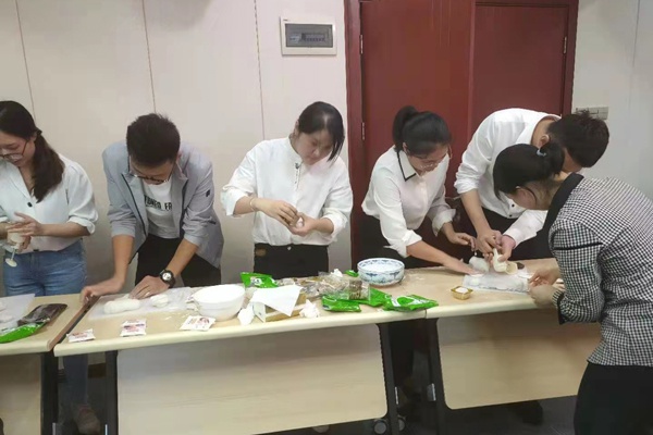 1609924418392576.jpg 南昌市政建設集團中秋手工月餅活動6004001.jpg