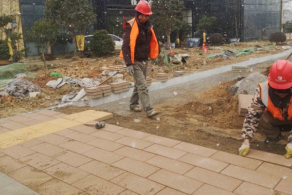 1609991797934505.jpg 南昌市政建設(shè)洛陽東路綜合改造工程項目風(fēng)雪中堅守崗位施工6004001.jpg