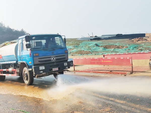 1612340818113239.jpg 南昌市政建設(shè)集團(tuán)麥園生活垃圾填埋場(chǎng)終期封場(chǎng)工程進(jìn)行節(jié)前安全檢查6002.jpg