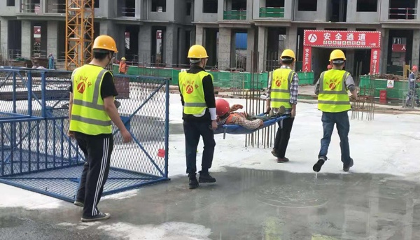 1619486128122156.jpg 南昌市政建設(shè)集團(tuán)桃南安置房項(xiàng)目開展高空墜落應(yīng)急救援演練6005.jpg