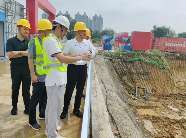 1623914512385703.jpg 南昌市政建設(shè)集團慰問端午堅守一線工人6001.jpg