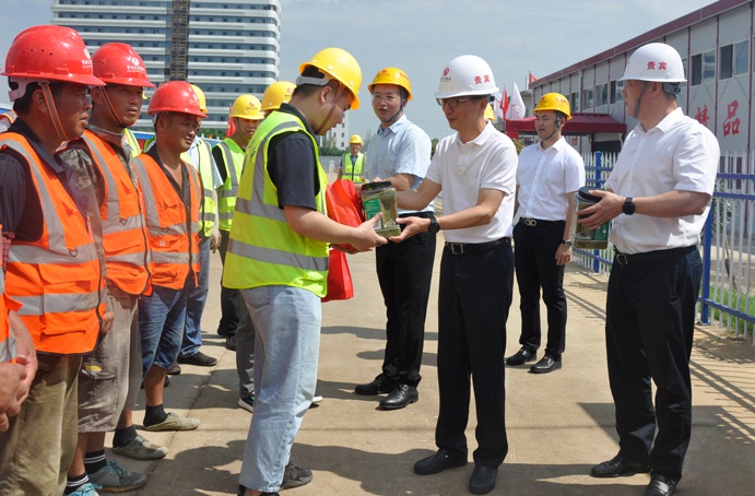 1627272003319211.jpg 南昌市政公用集團(tuán)鄭學(xué)平到工程建設(shè)一線送清涼6910.jpg