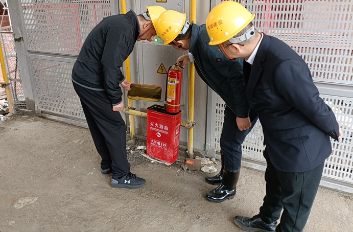 1637547611611508.jpg 徐旭前往桃花南路安置房項目檢查安全生產(chǎn)工作691.jpg