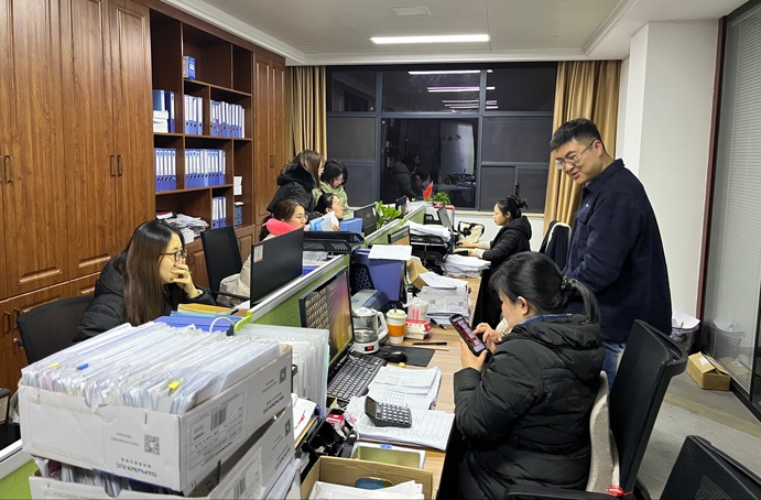 1644201574309751.jpg 2022年喜迎新春佳節(jié)財(cái)務(wù)部迎來一年最忙碌的時(shí)刻691.jpg