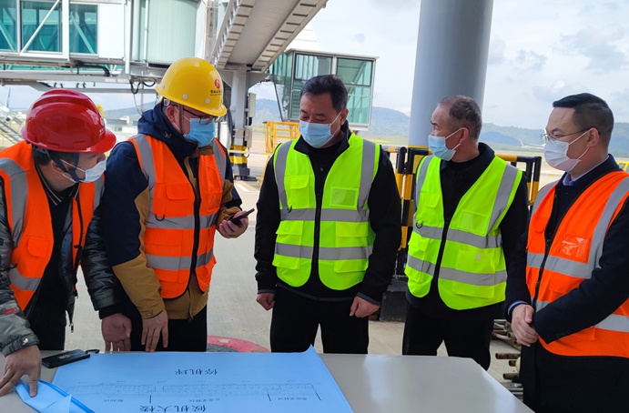 1648797702549165.jpg 南昌市政建設(shè)徐旭前往昌北機(jī)場(chǎng)國(guó)際航班旅檢方艙建設(shè)項(xiàng)目檢查慰問(wèn)6911.jpg