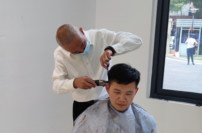 1650525831811501.jpg 疫情期間剪發(fā)難工會理發(fā)暖人心6911.jpg