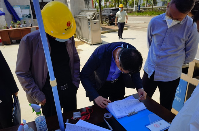 1650526691173458.jpg 熊新國深入秦坊安置房(一期)一標段項目督導疫情防控工作6911.jpg