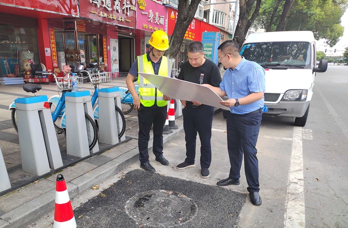 彭小林到我司窨井蓋專項(xiàng)整治項(xiàng)目檢查指導(dǎo) 彭小林到我司窨井蓋專項(xiàng)整治項(xiàng)目檢查指導(dǎo)