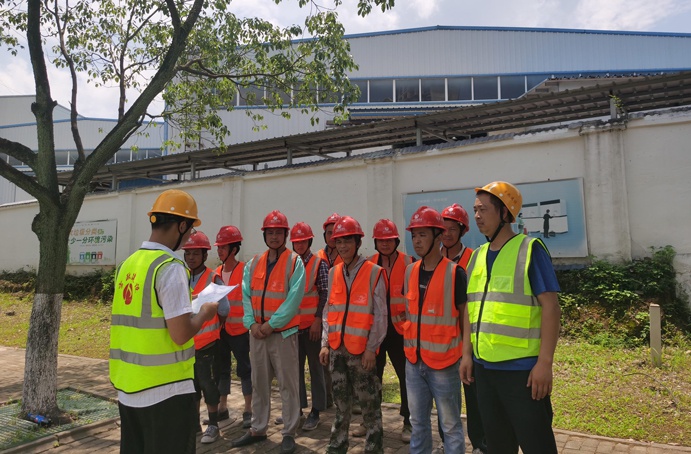 南昌市井蓋整治(天寧東路)段項(xiàng)目組織全體井蓋施工班組人員進(jìn)行安全技術(shù)交底 南昌市井蓋整治(天寧東路)段項(xiàng)目組織全體井蓋施工班組人員進(jìn)行安全技術(shù)交底