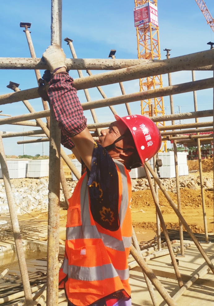 南昌市政建設者高溫酷暑忙施工趕進度 南昌市政建設者高溫酷暑忙施工趕進度