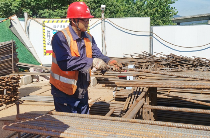 南昌市政建設者高溫酷暑忙施工趕進度 南昌市政建設者高溫酷暑忙施工趕進度