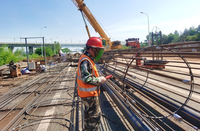 南昌市政建設者高溫酷暑忙施工趕進度 南昌市政建設者高溫酷暑忙施工趕進度