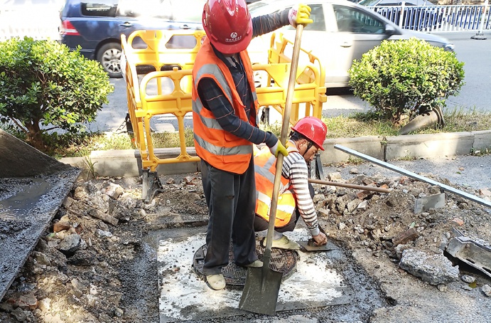 南昌市政建設者高溫酷暑忙施工趕進度 南昌市政建設者高溫酷暑忙施工趕進度