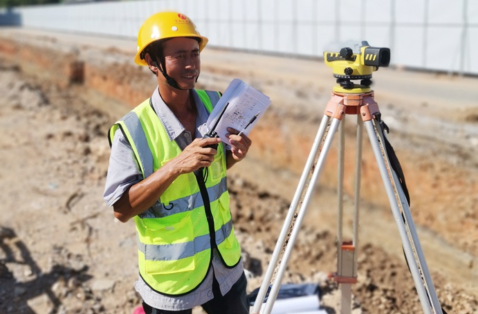 南昌市政建設者高溫酷暑忙施工趕進度 南昌市政建設者高溫酷暑忙施工趕進度
