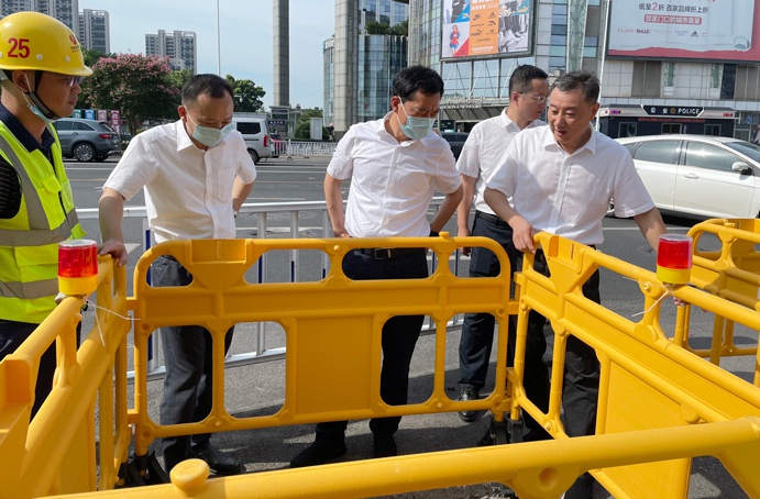 市政公用集團(tuán)黨委副書(shū)記總經(jīng)理萬(wàn)義輝到南昌市窨井蓋專項(xiàng)整治項(xiàng)目現(xiàn)場(chǎng)檢查指導(dǎo) 市政公用集團(tuán)黨委副書(shū)記總經(jīng)理萬(wàn)義輝到南昌市窨井蓋專項(xiàng)整治項(xiàng)目現(xiàn)場(chǎng)檢查指導(dǎo)