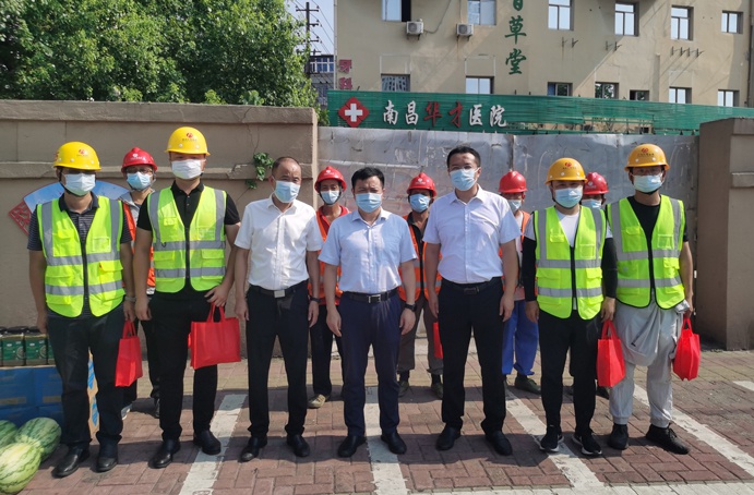 市政公用集團副總經(jīng)理郭曉慶來到南昌市窨井蓋專項整治項目開展夏送清涼慰問活動 市政公用集團副總經(jīng)理郭曉慶來到南昌市窨井蓋專項整治項目開展夏送清涼慰問活動