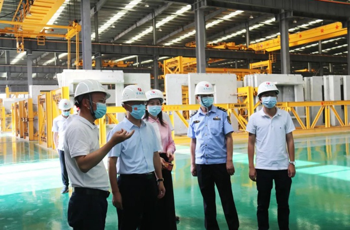 南昌縣委常委、組織部部長鄔春華到市政遠大公司進行安全例行檢查