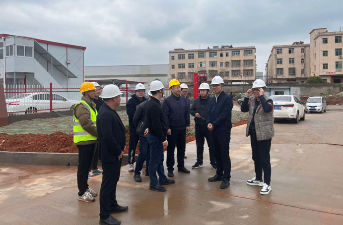 市政公用集團副總經理楊閑冬到新建區(qū)職業(yè)技術學校新校區(qū)建設項目調研