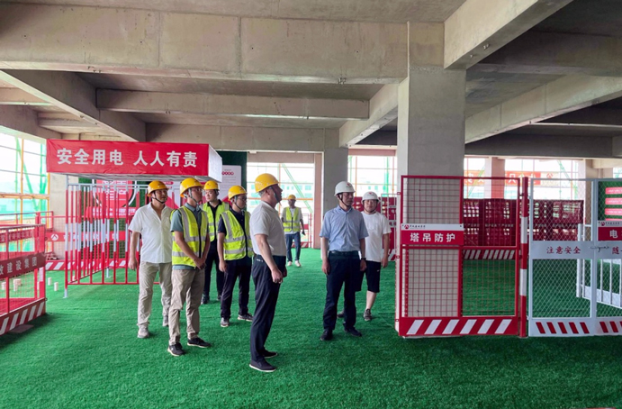 市政公用集團黨委副書記總經(jīng)理萬義輝到新建區(qū)職業(yè)技術(shù)學校新校區(qū)建設(shè)項目調(diào)研