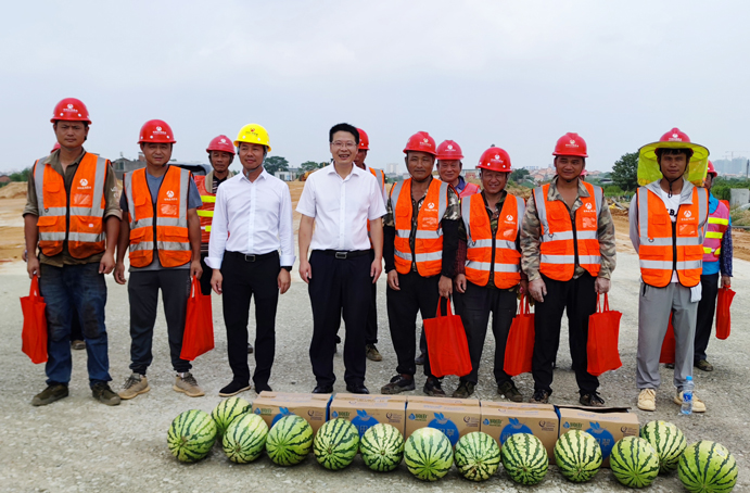 市政公用集團(tuán)黨委委員督查督辦室部長劉順保到杭州路項(xiàng)目調(diào)研慰問 市政公用集團(tuán)黨委委員督查督辦室部長劉順保到杭州路項(xiàng)目調(diào)研慰問