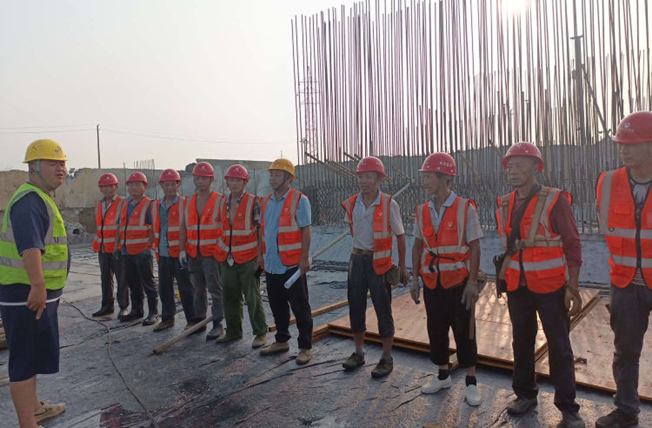 南昌市政建設(shè)集團(tuán)開展施工行為及勞保用品穿戴專題班前教育早班會 南昌市政建設(shè)集團(tuán)開展施工行為及勞保用品穿戴專題班前教育早班會