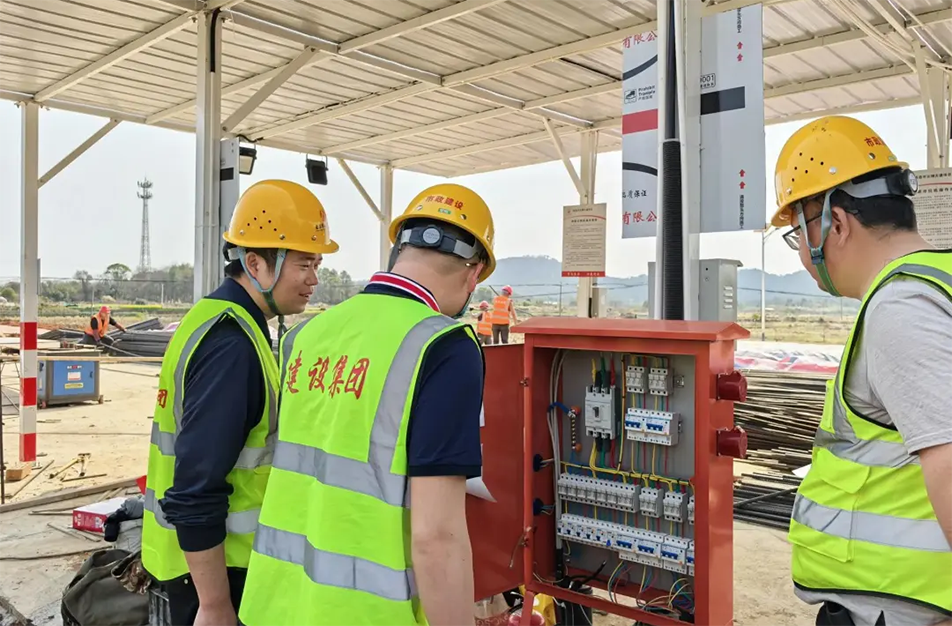 南昌市政建設(shè)集團(tuán)有限公司緊急開展強(qiáng)對(duì)流天氣專項(xiàng)安全檢查，全面排查設(shè)備加固、用電安全、排水防澇及應(yīng)急物資，筑牢極端天氣施工安全防線