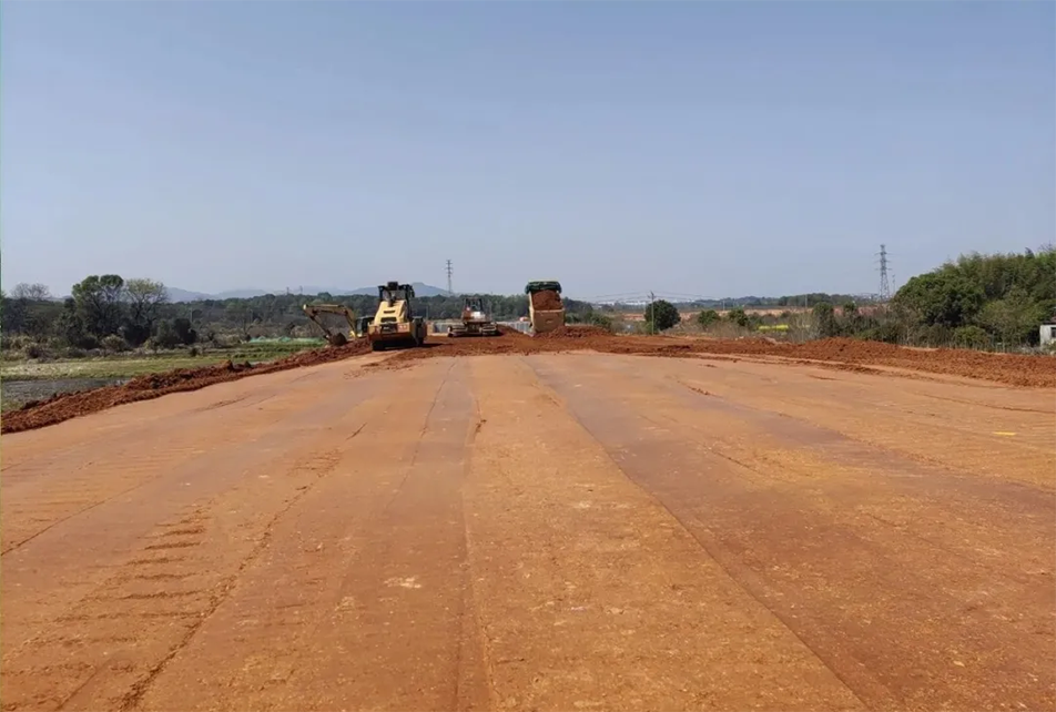 云翔大道項目路基全線貫通 | 飽和式施工加速推進，助力區(qū)域交通升級