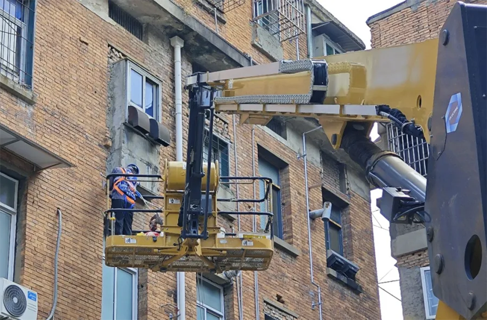 南昌燃?xì)飧脑祉?xiàng)目創(chuàng)新安全管理模式 高空作業(yè)車+無(wú)人機(jī)構(gòu)筑立體防護(hù)