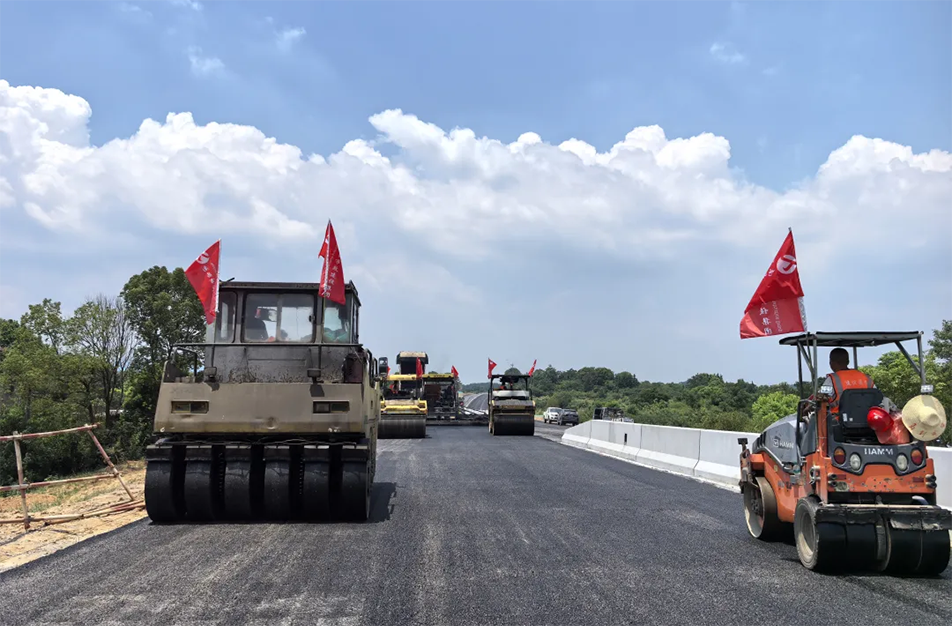 南昌云翔大道項目啟動首段底層瀝青攤鋪 投入21臺機械攻堅關(guān)鍵節(jié)點 南昌云翔大道項目啟動首段底層瀝青攤鋪 投入21臺機械攻堅關(guān)鍵節(jié)點