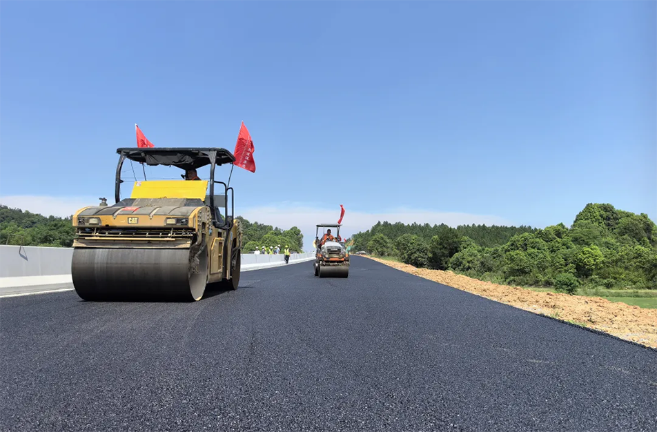 南昌云翔大道項目啟動首段底層瀝青攤鋪 投入21臺機械攻堅關(guān)鍵節(jié)點 南昌云翔大道項目啟動首段底層瀝青攤鋪 投入21臺機械攻堅關(guān)鍵節(jié)點