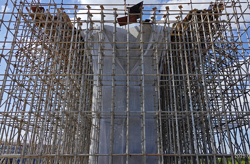 深圳大道互通立交項(xiàng)目鏡面墩柱工藝揭秘 定制不銹鋼模板誤差控制在2mm內(nèi)