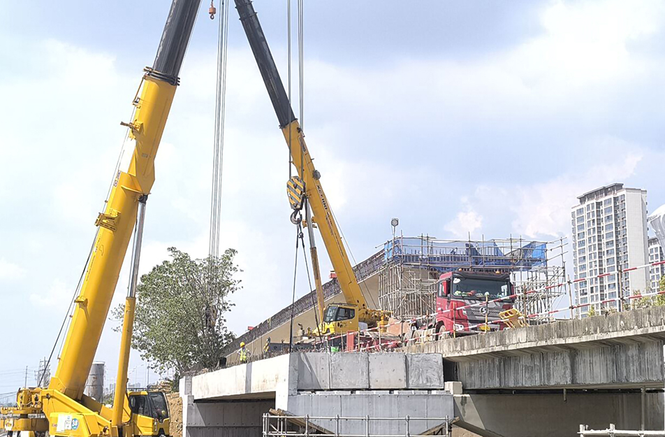 深南互通立交項目啟動預制空心板梁吊裝 25米梁體完成首件架設 深南互通立交項目啟動預制空心板梁吊裝 25米梁體完成首件架設